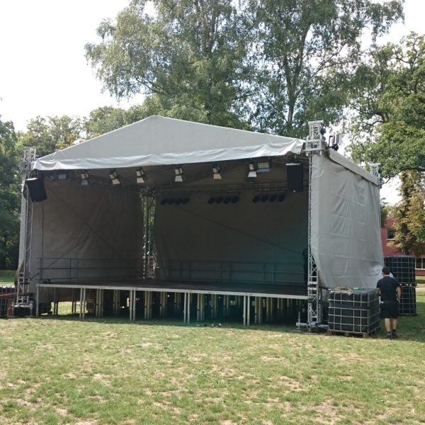 Altstadtfest Wolfenbüttel, 10 x 7 m Satteldachbühne im Seeliger Park im Rohbau