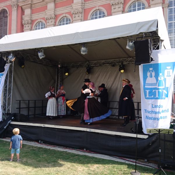 Altstadtfest Wolfenbüttel, 6 x 4 m Pultdachbühne an der Trinitatis Kirche