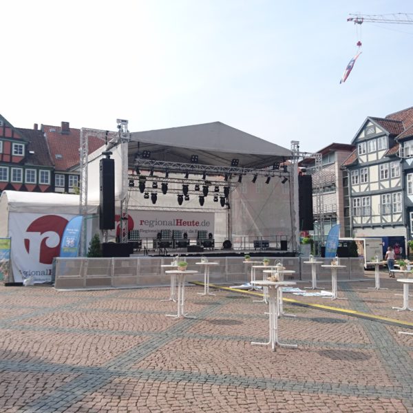 Altstadtfest Wolfenbüttel: spielfertige Bühne auf dem Stadtmarkt in Wolfenbüttel