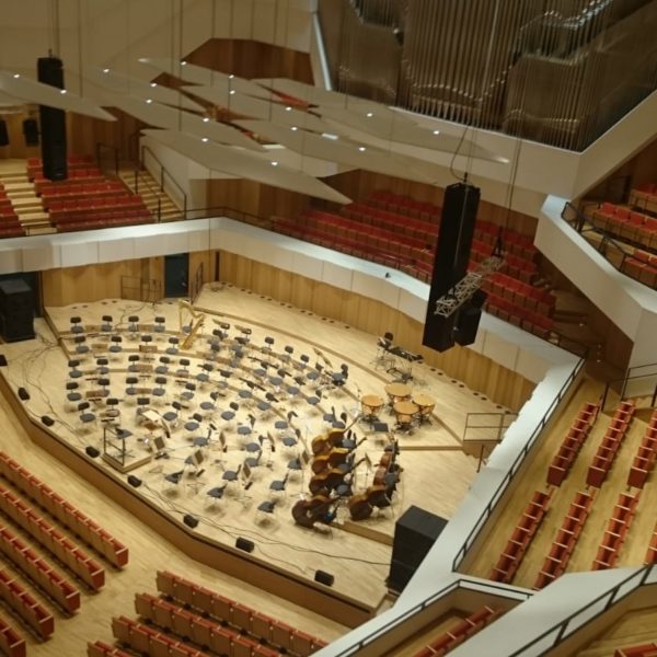 Fohhn Focus Venue in der Dresdener Philharmonie, Blick aus der Obermaschinerie auf die Bühne